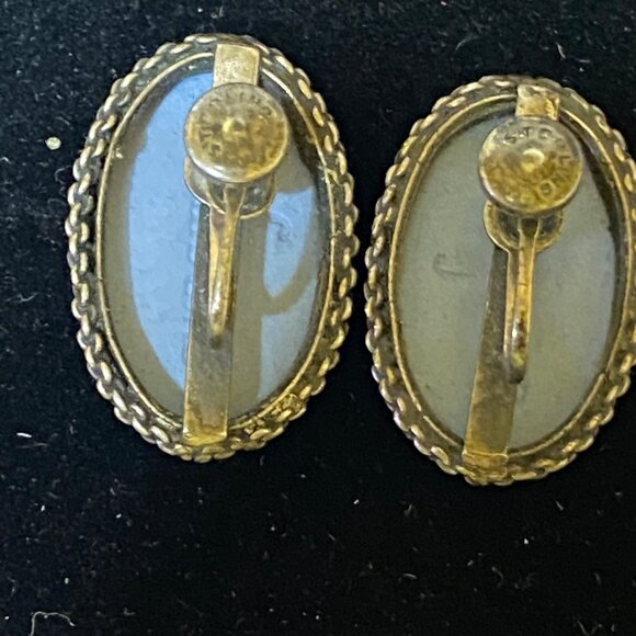1" x 5/8" Vintage Wedgwood Style Blue & White Cameo Clip-On Earrings Oval Shape - Picture 11 of 12